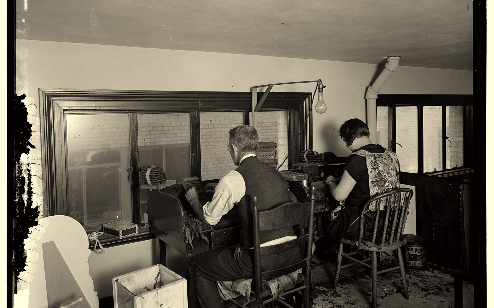 Cigar rollers at work